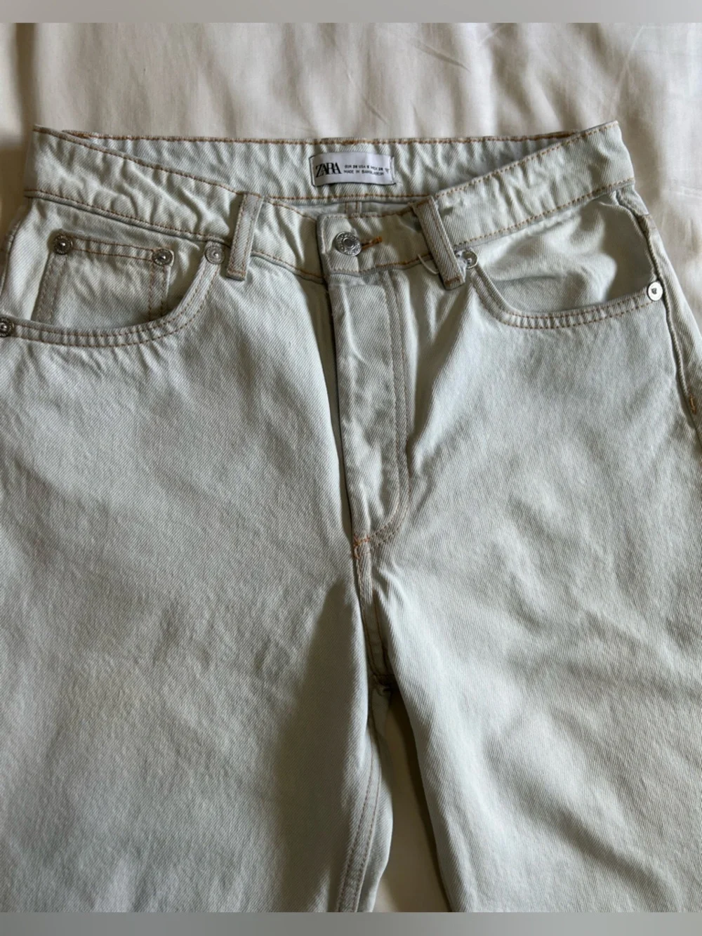 Zara High-Rise Slim Straight Jeans in Off-White size 6